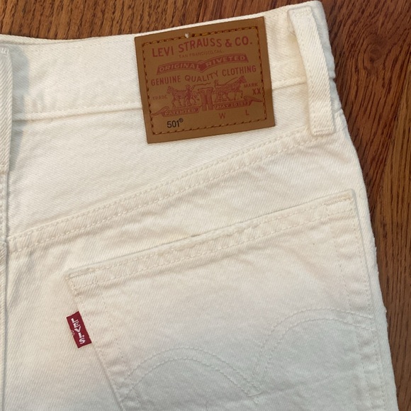 Levis 501 distressed denim shorts in pearly white with button fly - Picture 14 of 14